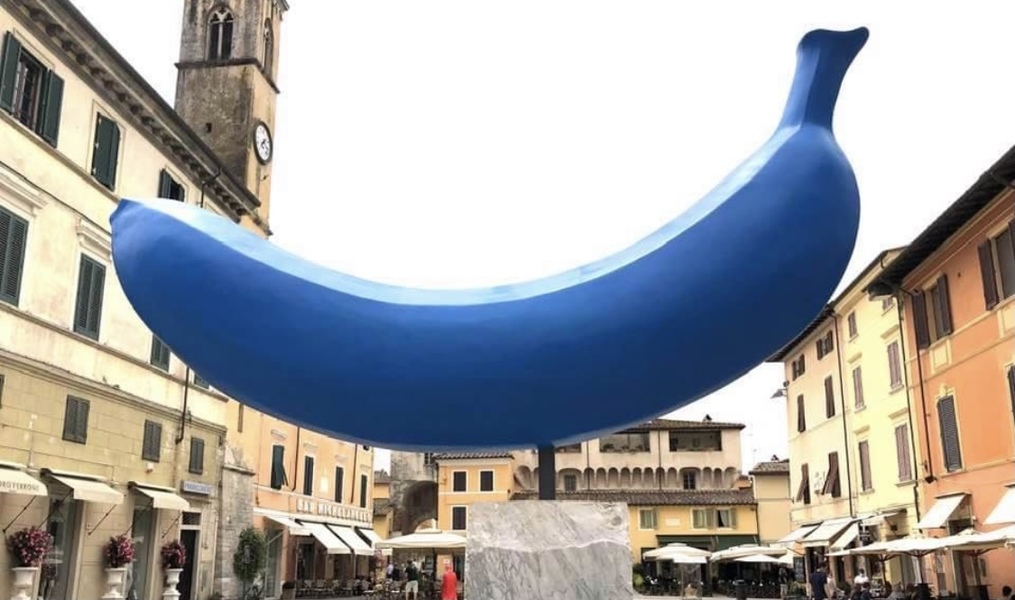 The blue banana a Pietrasanta 