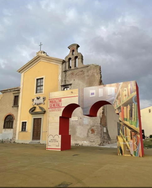 Bambini a spasso in mezzo allarte a Livorno