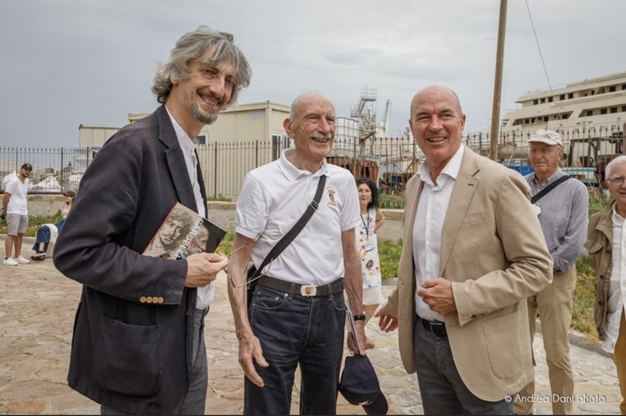 I Sardelli in mostra sul faro di Livorno
